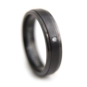 【クリックで詳細表示】(アミダモール)Ami D’amour チタンリング ブラックIP 鏡面＆マット帯仕上 5mm幅 上面0.01ctダイヤ1石 特注27号 R0150aa-WDA270BK
