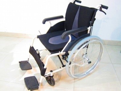 日本限定ハイグレードモデル【ジパング】【送料無料】【自走式】【折りたたみ式】【背折れ式】【ノーパンクタイヤ】【アルミ製】【軽量】【車椅子】【駐車&介助ブレーキ(ドラム式)付き】【介助用】【SGマーク認定工場製品】