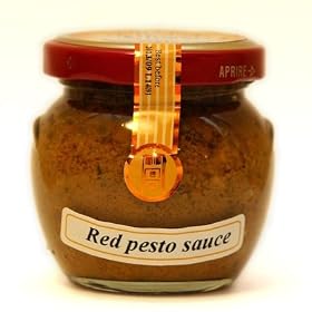 �h���C�g�}�g�ƃo�W���̐ԃy�X�g�\�[�X�@Red pesto sauce - dried tomatoes and basil sauce