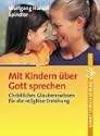 Mit Kindern �ber Gott sprechen: Aktuelle Umfragen zeigen: Religi�se Erziehung wird Eltern immer wichtiger. Was sollten Eltern wissen, um Kindern die Grundlagen christlichen Glaubens zu vermitteln? Pater Wolfgang Spindler bietet Eltern, Gro�eltern und Paten einen "Crashkurs" kirchlichen Wissens an. Was ist das f�r ein Gott, an den wir Christen glauben? Wie glaubt man �berhaupt? Steht alles in der Bibel? Brauche ich die Kirche? Und: Wie sag ich�s meinen Kindern? "Mit Kinder �ber Gott sprechen" ist eine kompetente und allgemeinverst�ndliche Einf�hrung auch f�r Religionslehrer, Katecheten und Erzieher. 
